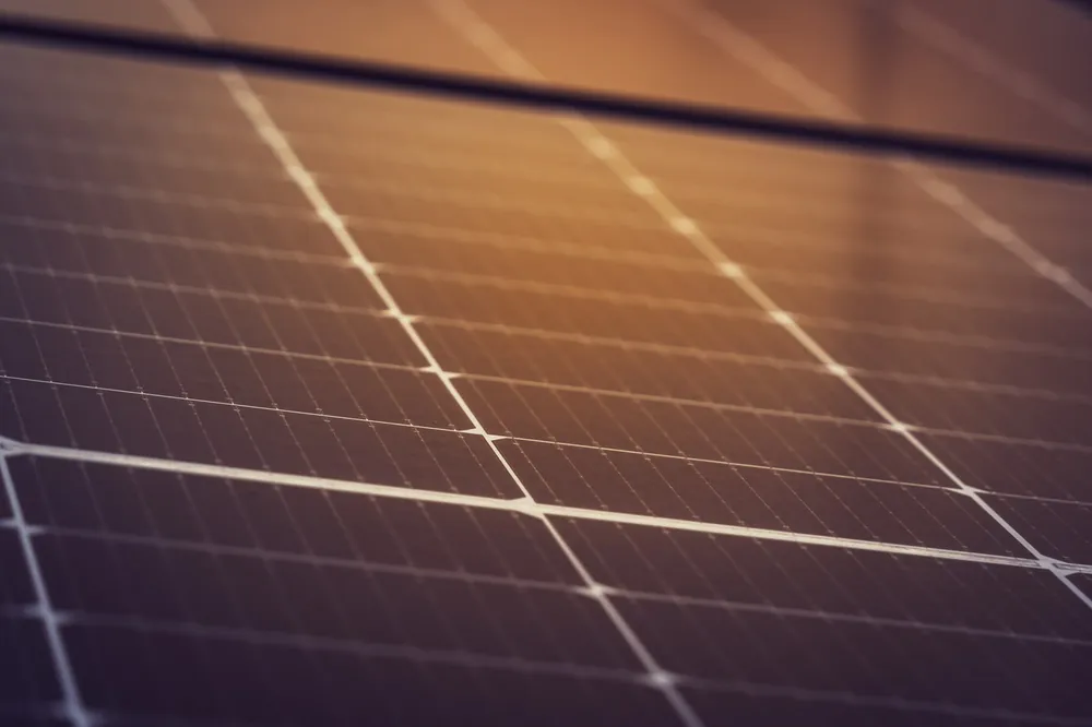 Nahaufnahme eines Solarmoduls im Abendlicht