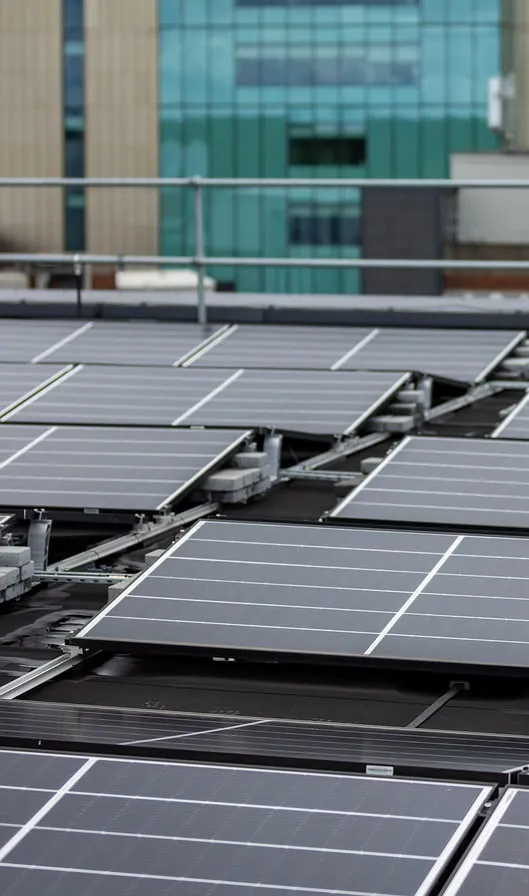 Große Photovoltaikanlage auf einem gewerblichen Flachdach
