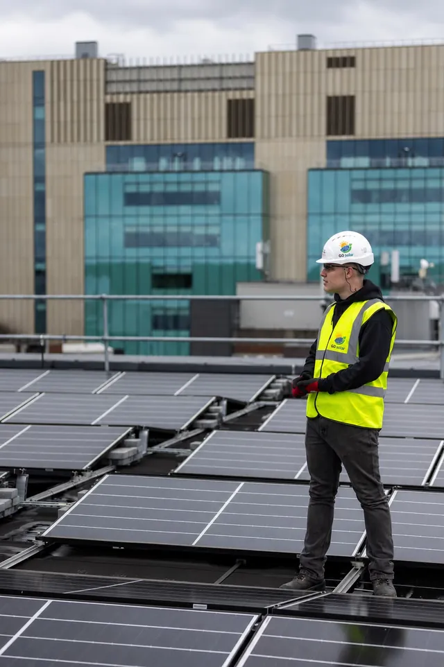 GOsolar Techniker bei der Kontrolle einer Photovoltaikanlage auf einem Flachdach